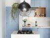 casa-decorada-com-portas-e-armrios-de-cozinha-na-cor-azul-pastel-