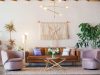 decorao-de-sala-estilo-boho-com-plantas-almofadas-tapete-e-luminaria-unsplash-c-a32